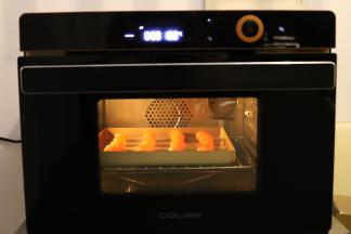 将咸鸭蛋黄的表面喷少量油，放入CO-745S蒸汽烤箱，用上下火170度烘烤约8分钟至微冒油的状态，冷却备用。