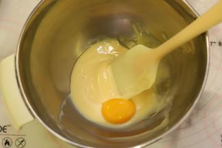 制作饼皮：炼乳和蛋黄加入打蛋盆内。