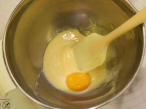 制作饼皮：炼乳和蛋黄加入打蛋盆内。