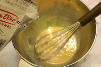 加入淡奶油，手动打蛋器拌匀。