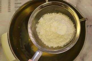 泡打粉和低粉混合，筛入炼乳蛋黄糊内。