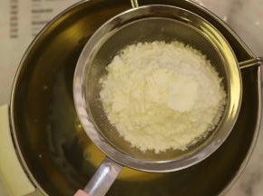 泡打粉和低粉混合，筛入炼乳蛋黄糊内。