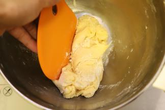 利用硬刮刀拌至无干粉。