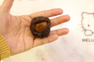 冷藏饼皮的时候开始制作内陷，10克蛋黄+20克红豆沙包好。