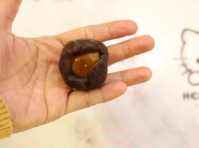 冷藏饼皮的时候开始制作内陷，10克蛋黄+20克红豆沙包好。