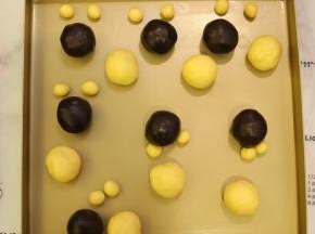 饼皮分成20克一小份，1克16份。