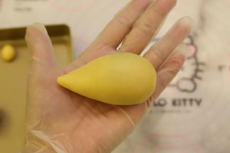 搓成老鼠的身体。