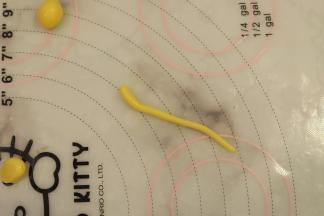 再取饼皮分成大概1克的面团，搓成尾巴。