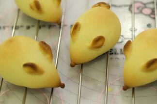 出炉的小老鼠马上移至晾架上放凉。