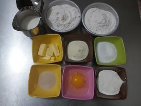 首先做好准备工作，最好把全部的食材称量好备用，不要做的时候用的那种食材先找，很容易遗漏的哟。