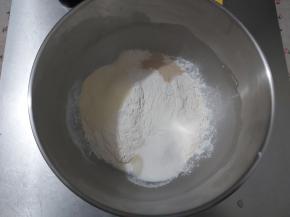 蔓越莓干用朗姆酒提前一天冷藏浸泡，一个吐司50g的蔓越莓干即可，一次可以浸泡多一点，放在冰箱冷藏备用，保存几个月是没有问题的。