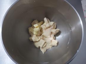 取出浸泡好的蔓越莓干，用厨房纸吸收一下水分。