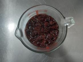 蔓越莓、黄油跟玫瑰海盐除外的面团材料放入面包机桶内，启动厨师机，先一档3分钟把食材混合均匀，转2档10-15分钟，把面团打至粗膜的状态。