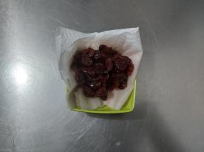 加入软化好的黄油跟玫瑰海盐，再次启动厨师机2档10-15分钟转3档5分钟即可，这个时候基本能完全拉出均匀的手套膜。（面团可以用剪刀剪成小块，增加接触面积，打面的效果更佳哟）