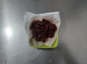加入软化好的黄油跟玫瑰海盐，再次启动厨师机2档10-15分钟转3档5分钟即可，这个时候基本能完全拉出均匀的手套膜。（面团可以用剪刀剪成小块，增加接触面积，打面的效果更佳哟）