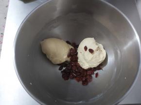 接着加入沥干的蔓越莓干，2档2-3分钟，混合均匀即可。