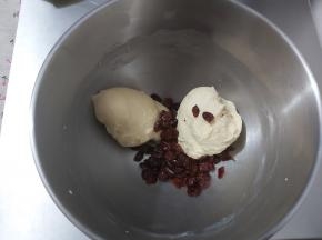 接着加入沥干的蔓越莓干，2档2-3分钟，混合均匀即可。