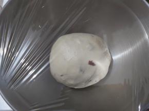 取出面团，收拢光滑，放入盆内，保鲜膜密封，放入冰箱冷藏发酵。（冷藏5℃10小时以上，我这里直接冷藏隔天24小时）