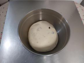 第二天取出冷藏发酵的面团，室温放置1小时左右让面团回温。