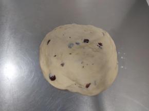 取出面团，轻压排气。