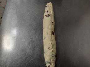 左右向中间折叠，捏紧收口。