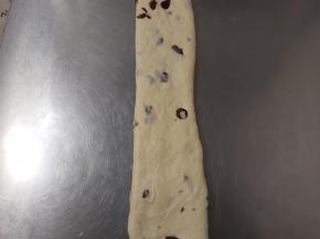 继续轻轻的擀长，约50cm。