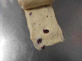 自上而下卷起，用手指把面团的下部边缘压薄，方便贴合收口，另一块同法卷好。