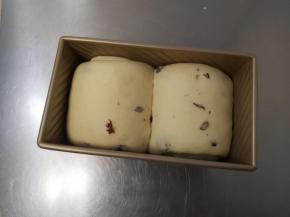 当面团发酵至八九分满的时候，取出吐司盒，给烤箱上火190度下火180度预热。