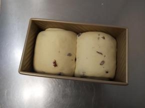 当面团发酵至八九分满的时候，取出吐司盒，给烤箱上火190度下火180度预热。
