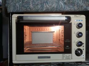 烤箱预热十分钟后，把吐司盒子放入烤箱内，中下层烘烤42-45分钟。（温度时间仅供参考，每个烤箱的脾气都有所不同）