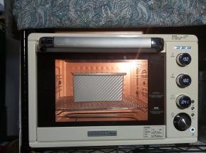 烤箱预热十分钟后，把吐司盒子放入烤箱内，中下层烘烤42-45分钟。（温度时间仅供参考，每个烤箱的脾气都有所不同）