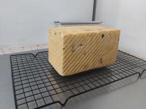 烘烤结束后，立即取出模具，震一下，脱模，放置在晾架上晾至手温后密封保存。