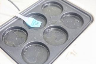 多功能锅刷一层油。