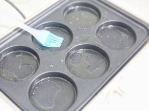 多功能锅刷一层油。