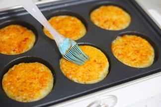 刷一层番茄酱。