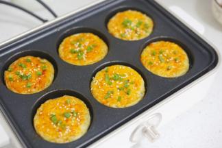 ，撒上葱花，白芝麻出锅装盘即可。
