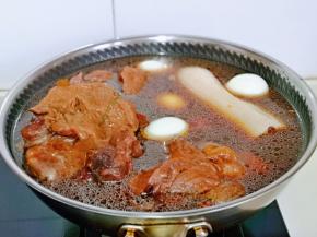 待高压锅消气后，将所牛腱子肉与汤倒入炒锅中，加入莲藕，煮熟的鸡蛋。烧开后转小火炖40分钟，无需收汤，关火后将食物侵泡在汤里，这样会更入味。