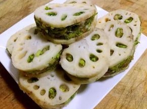拌好的馅料塞入藕夹中