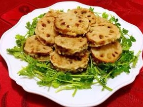 炸好的鲜肉香菜藕夹装入盘中用香菜做装饰就大功告成了