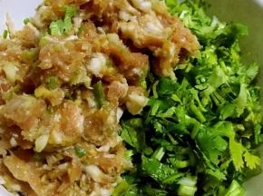 切好的香菜粒放入入味的肉馅中