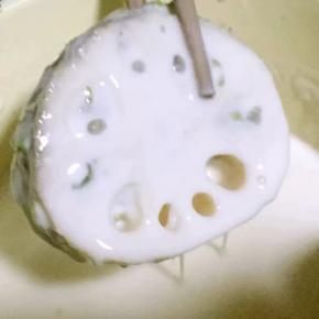 面粉和淀粉添加适量清水搅拌成糊状藕夹均匀的裹上薄薄一层糊