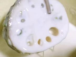 面粉和淀粉添加适量清水搅拌成糊状藕夹均匀的裹上薄薄一层糊