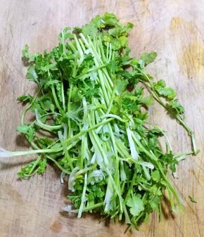 香菜洗净沥干水份切成小粒备用