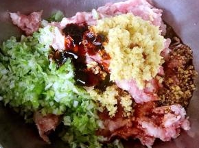 鲜肉馅、葱、姜末、一品鲜酱油、蚝油、盐放入容器中