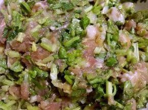馅料放入少许油拌匀即可