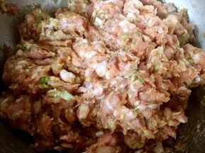 调味料拌匀煨制三十分钟入味