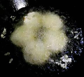 锅中倒入适量油加热至7-8成热放入鲜肉藕夹大火炸起来