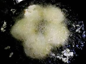 锅中倒入适量油加热至7-8成热放入鲜肉藕夹大火炸起来