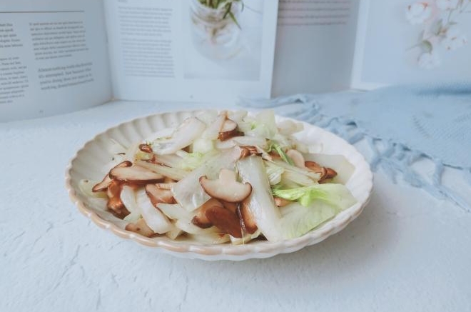开胃小炒菜《白菜炒香菇》