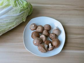 选择白菜帮来炒脆口。